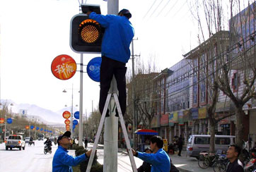 2006年3月22日，西藏澳门银银河7163公司员工正在安装向拉萨捐赠太阳能交通指示灯